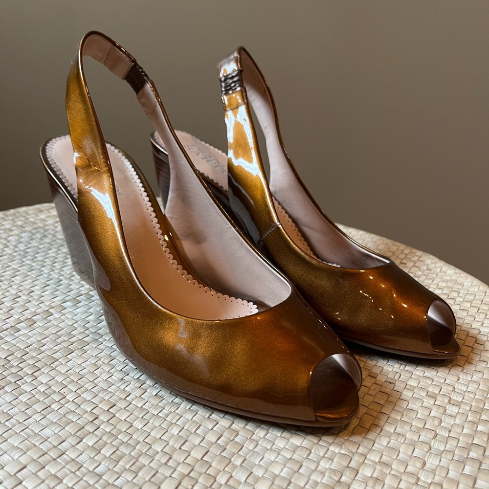 Franco Sarto Gold Patent Wood Wedge Heel Peeptoe Sandal 8M ⭐️